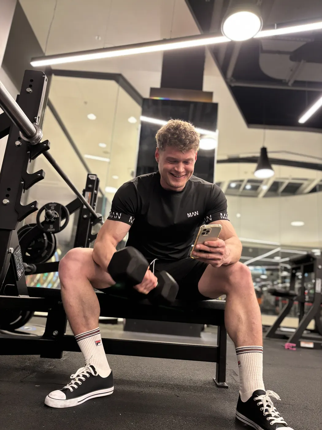 Dominik Maik na siłowni między seriami